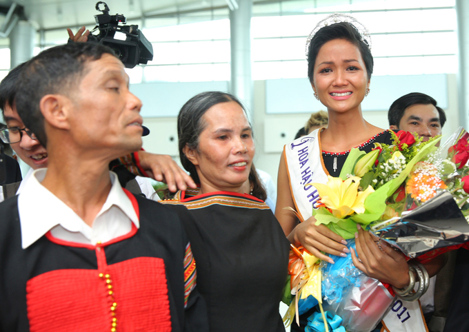 HHen Niê òa khóc khi được người dân Ê đê chào đón ở sân bay